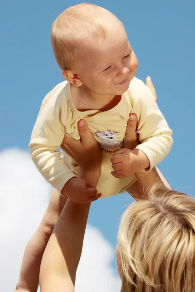 Мать с ребенком под голубым небом — стоковое фото