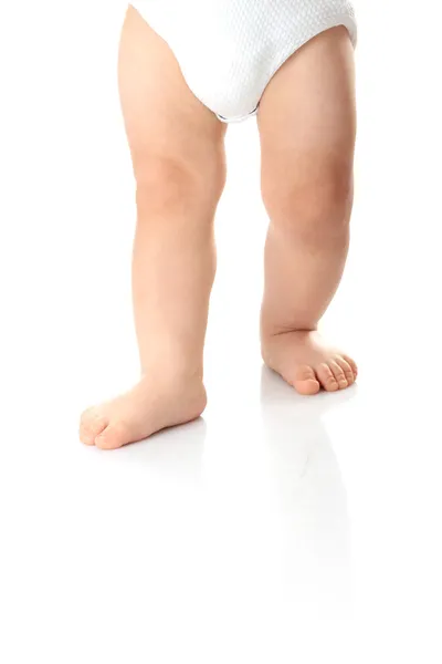 Pernas de bebé isoladas — Fotografia de Stock