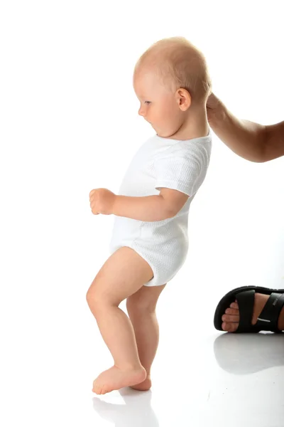 Küçük bebek ilk adımları — Stok fotoğraf
