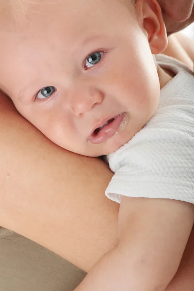 Lamentável bebê chorando — Fotografia de Stock