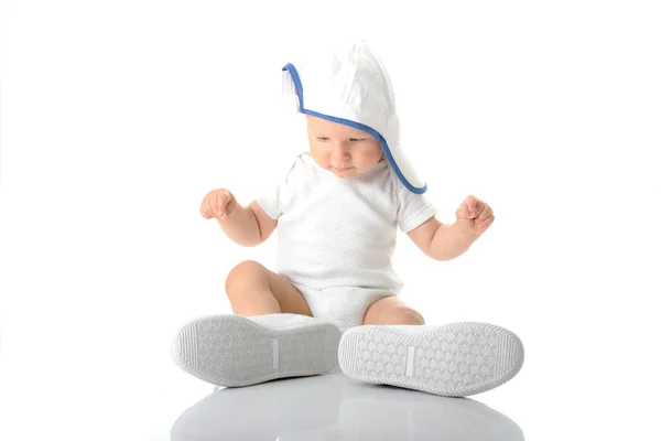 Baby proberen op schoenen en Baseball cap — Stockfoto