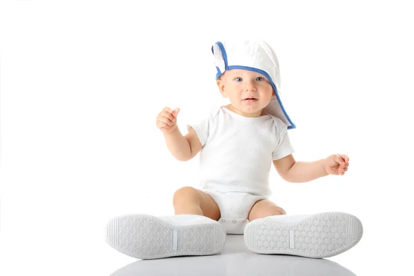 Bebé probándose zapatos y gorra basebal —  Fotos de Stock