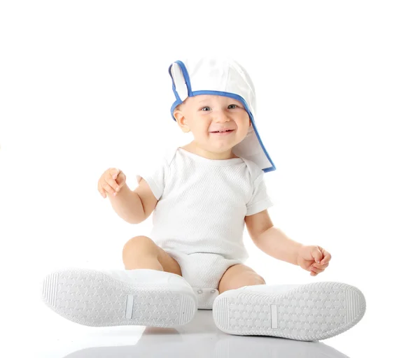 Dziecko próbuje na buty i czapkę basebal — Zdjęcie stockowe