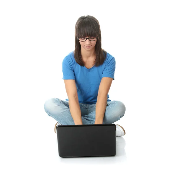 Flicka med en bärbar dator — Stockfoto