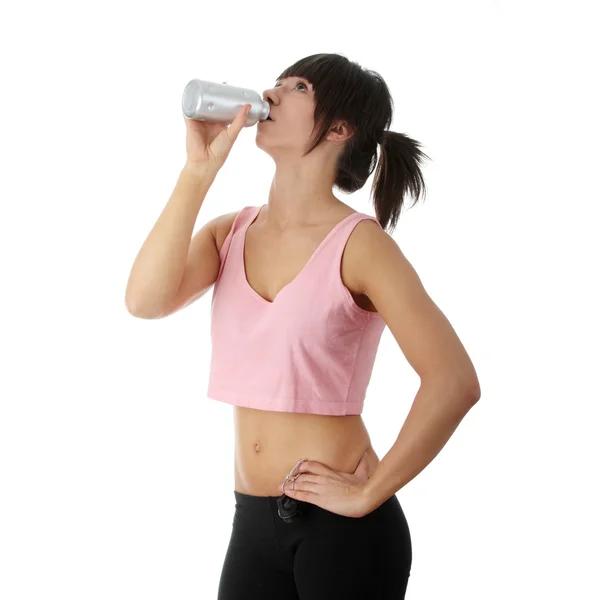 Frau trinkt aus Wasserflasche — Stockfoto