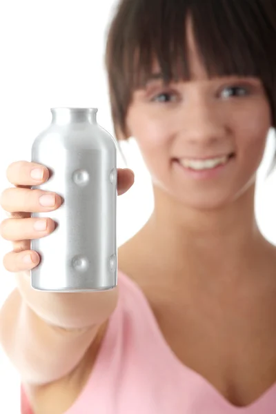 Женщина пьет из бутылки с водой — стоковое фото
