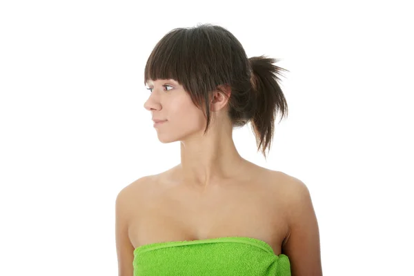 Attraktive junge nackte Frau in grünem Handtuch — Stockfoto