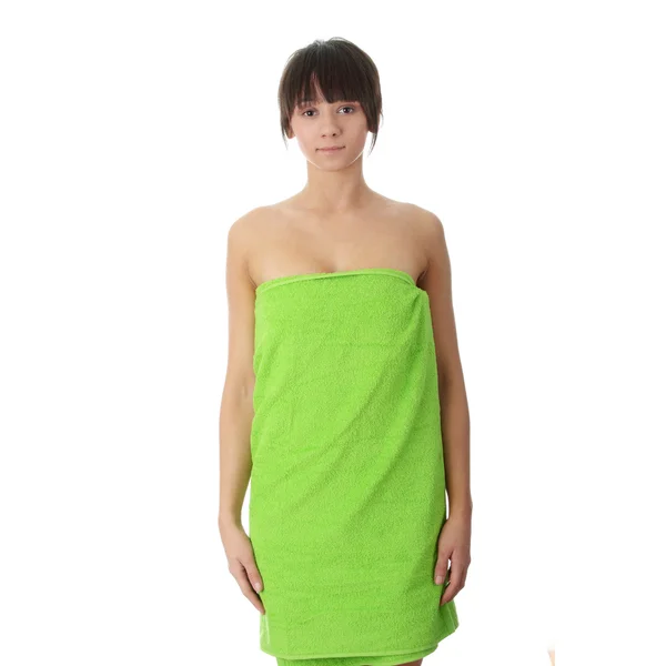 Atraente jovem mulher nua em toalha verde — Fotografia de Stock