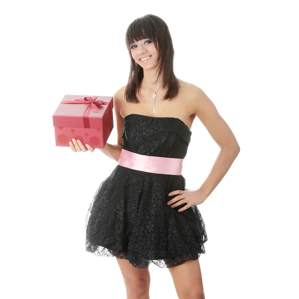 Молодая элегантная женщина в черном платье с подарком — стоковое фото