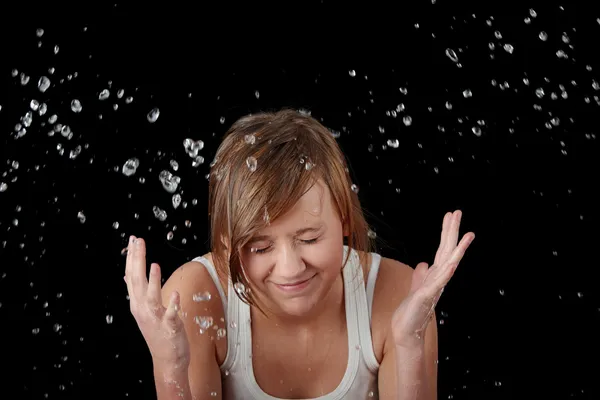 Teen girl washing her face with water — Stock Photo, Image