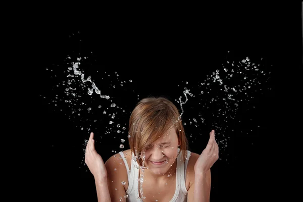 Adolescente menina lavar o rosto com água — Fotografia de Stock