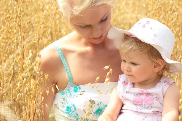 Mum with the doughter in the field — Stock Photo, Image