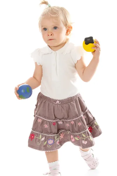 Liten flicka med en leksak — Stockfoto