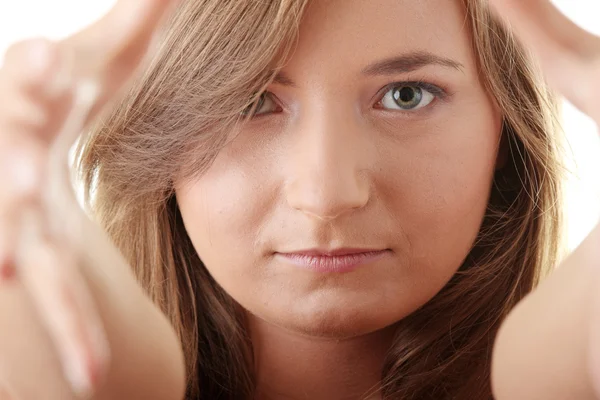 Krásná mladá žena rámování její obličej — Stock fotografie