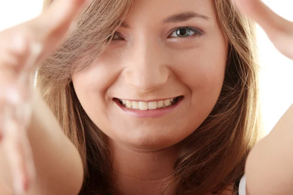 Mujer joven hermosa enmarcando su cara —  Fotos de Stock
