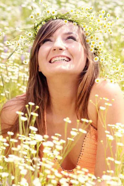 美しい若い女性は草原の上 — ストック写真