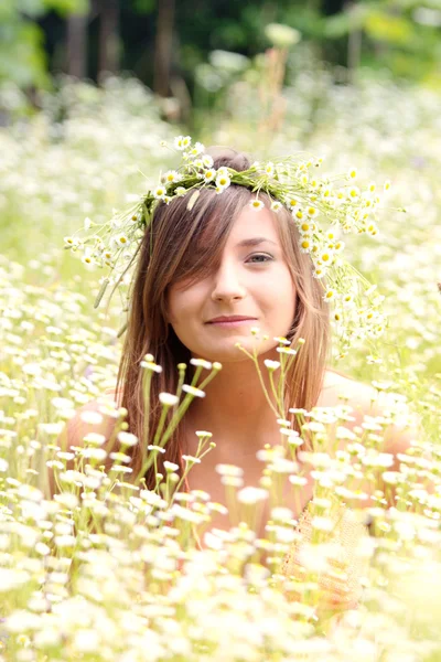 美しい若い女性は草原の上 — ストック写真