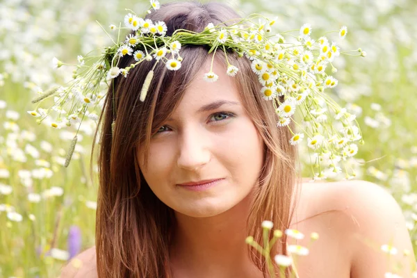 Beautiful young woman on the meadow — Stockfoto