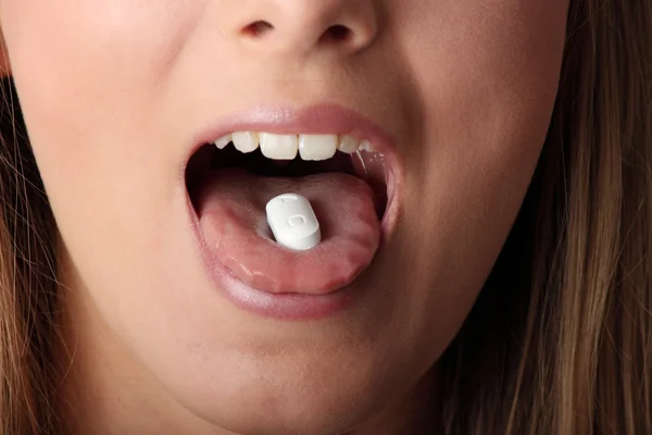 Ung kvinna och tabletter — Stockfoto
