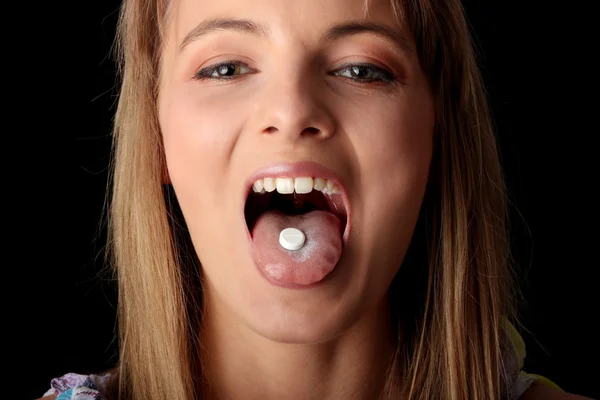 Ung kvinna och tabletter — Stockfoto