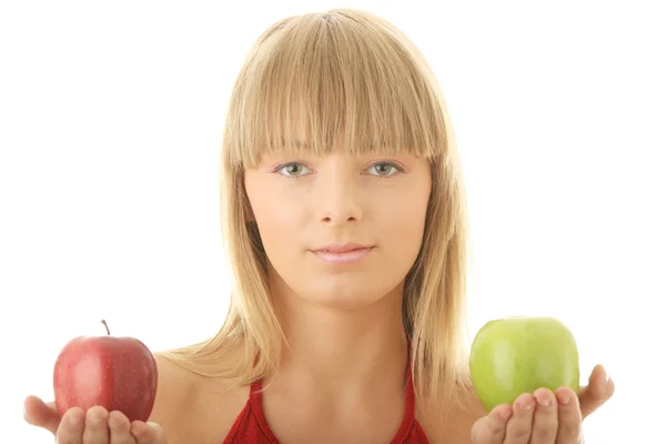 Jovem loira com maçãs vermelhas e verdes — Fotografia de Stock