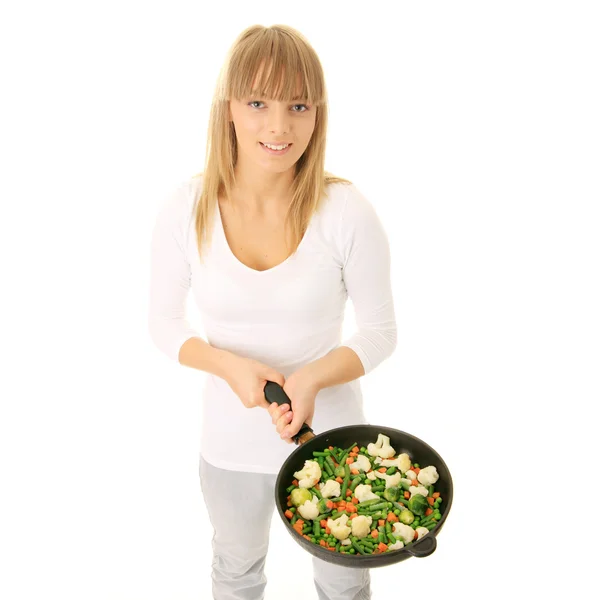 Ung kvinna matlagning — Stockfoto