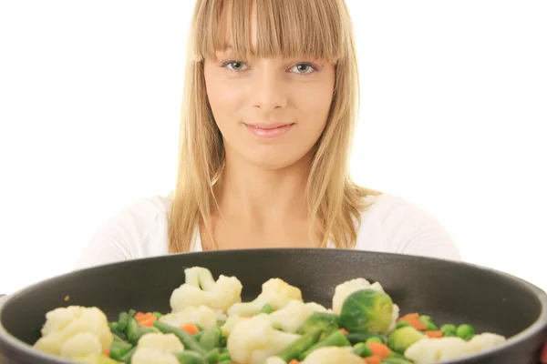 Ung kvinna matlagning — Stockfoto