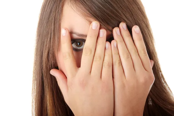 Испуганная девушка скрывает свое лицо — стоковое фото