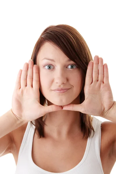 Vrouw haar gezicht met haar handen inlijsten — Stockfoto