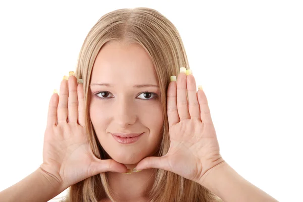 Jonge vrouw frame haar gezicht met handen — Stockfoto