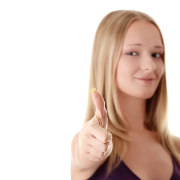 Випадкова жінка посміхається з її великими пальцями вгору ізолат — стокове фото