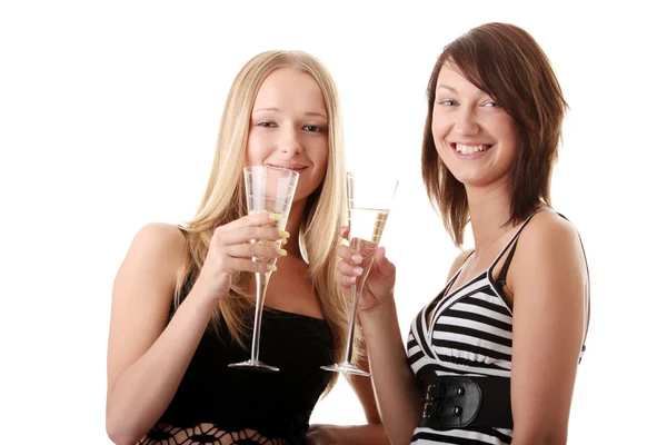 Twee casual jonge vrouwen genieten van champagne — Stockfoto