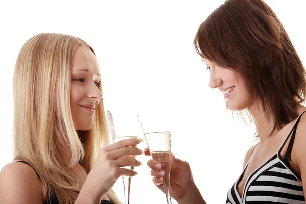 Deux jeunes femmes occasionnelles dégustant du champagne — Photo
