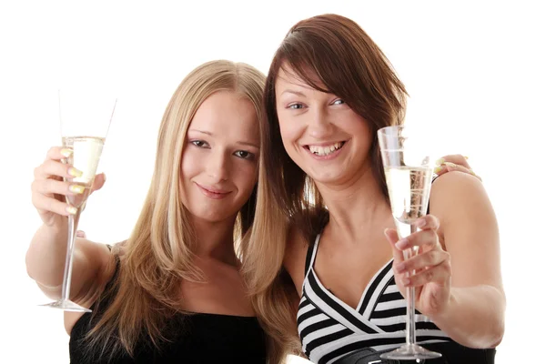 Dos mujeres jóvenes casuales disfrutando del champán —  Fotos de Stock