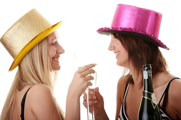 シャンパンを楽しむ 2 つのカジュアルな若い女性 — ストック写真