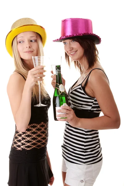 Két hétköznapi fiatal nő élvezi pezsgő — Stock Fotó