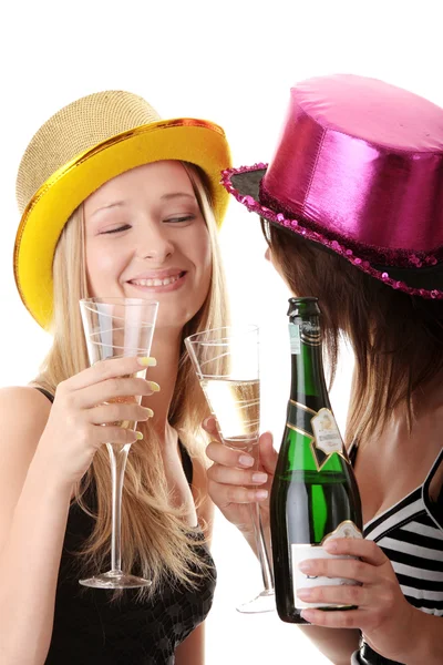 Iki sıradan genç kadın şampanya zevk — Stok fotoğraf