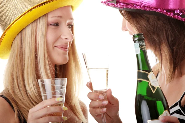 Dos mujeres jóvenes casuales disfrutando del champán — Foto de Stock