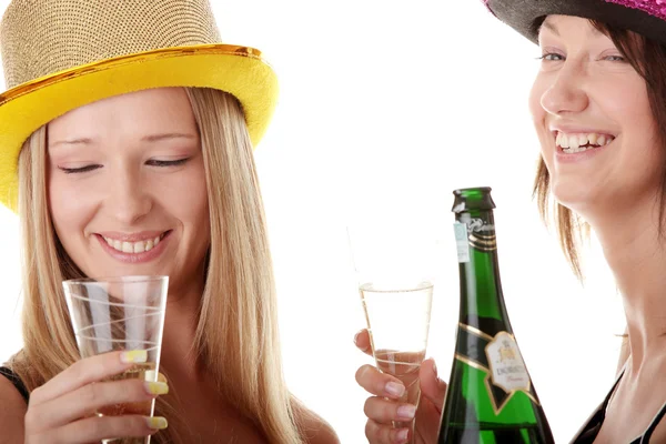 Duas jovens mulheres casuais que gostam de champanhe — Fotografia de Stock