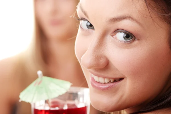 Two girls in bikini drink fruit cocktails — Stock Photo, Image