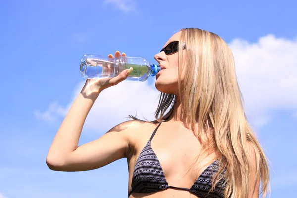 女の子飲料水 — ストック写真