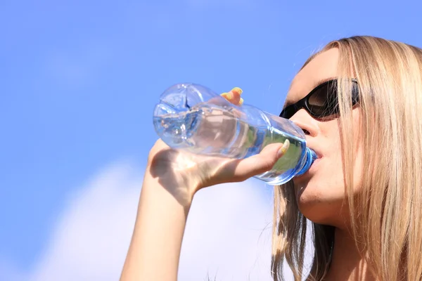 Flicka dricksvatten — Stockfoto