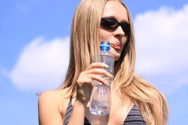 물을 마시는 소녀 — 스톡 사진