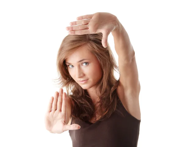 Kvinna att göra ram med händerna — Stockfoto
