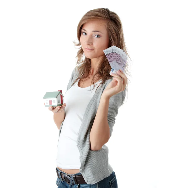 Mulher segurando notas de euros e modelo de casa — Fotografia de Stock