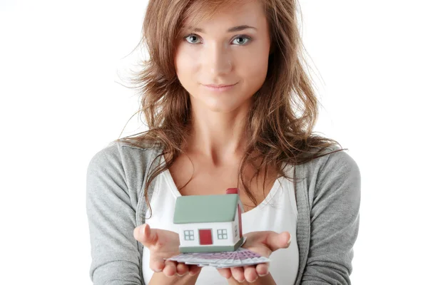 Žena drží euro bankovky a model domu — Stock fotografie
