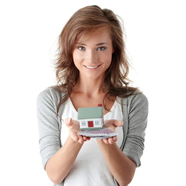Kobieta trzyma euro rachunki i modelu dom — Zdjęcie stockowe