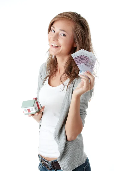 Γυναίκα που κρατά τους λογαριασμούς ευρώ και σπίτι μοντέλο — Φωτογραφία Αρχείου