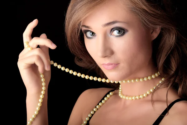 Жінка з перловим намистом — стокове фото