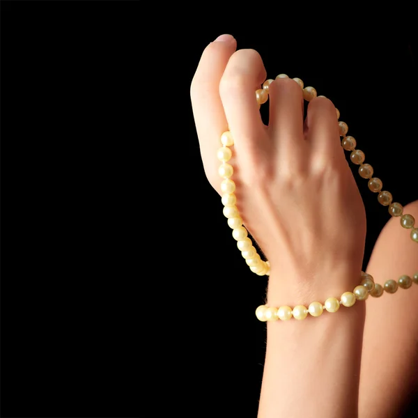 Mujer con un collar de perlas — Foto de Stock